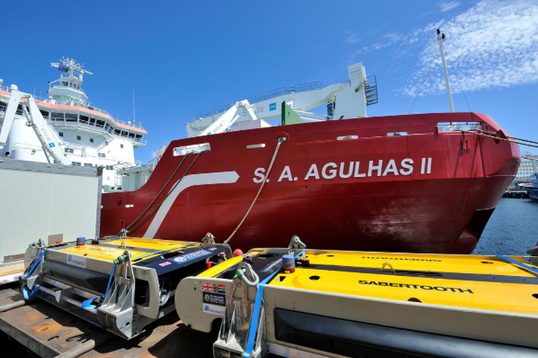 Picture of Sabertooth hybrid vehicles and the icebreaker vessel SA Agulhas II
